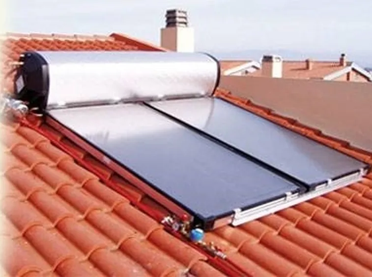 pannelli solari per acqua calda sul tetto
