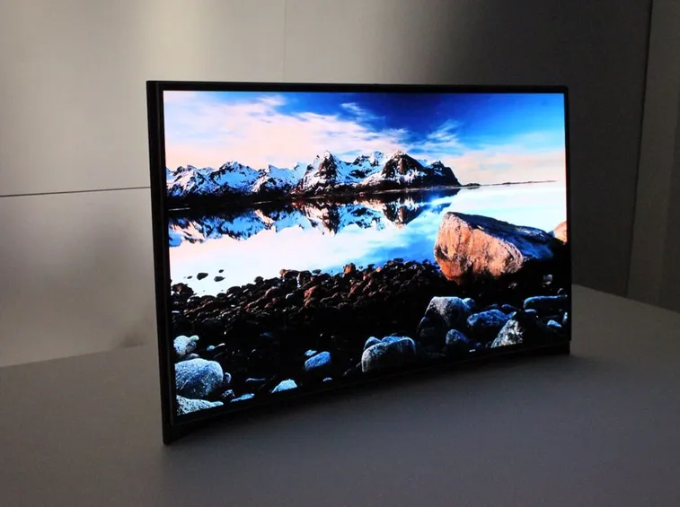 Tv oled a forma ricurva