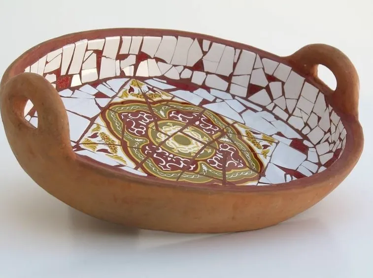 Oggetto in terracotta decorato