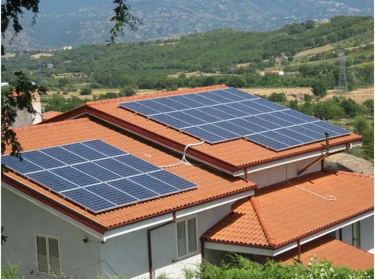 Pannelli solari sul tetto di una casa