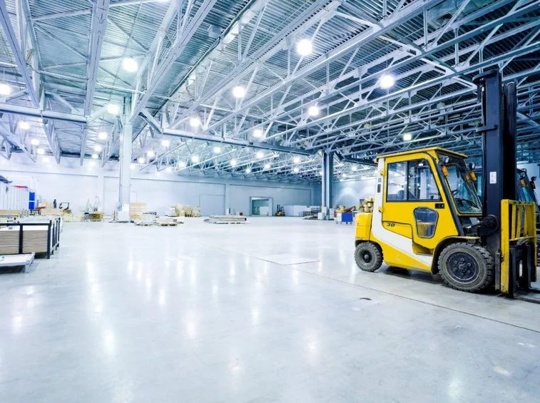 Illuminazione in magazzino industriale