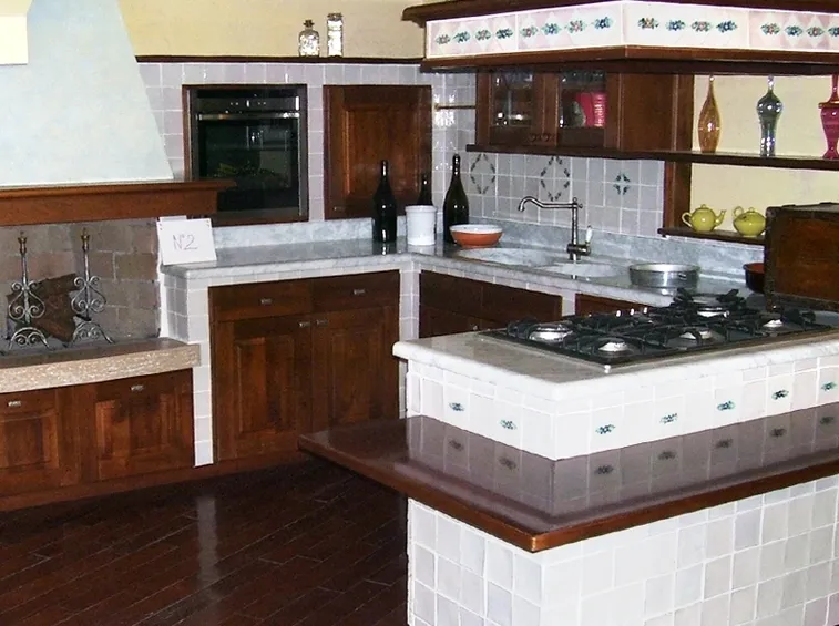 Una cucina in muratura con rivestimenti in piastrelle e ceramica
