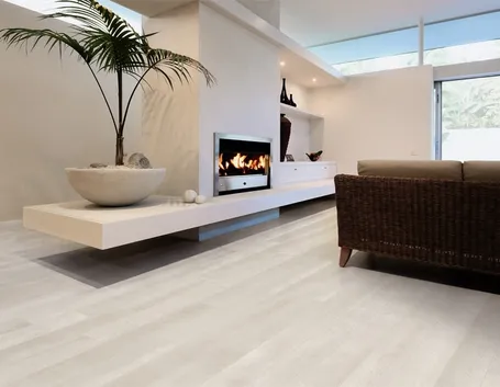 Parquet sbiancato in un salotto arredato in stile moderno