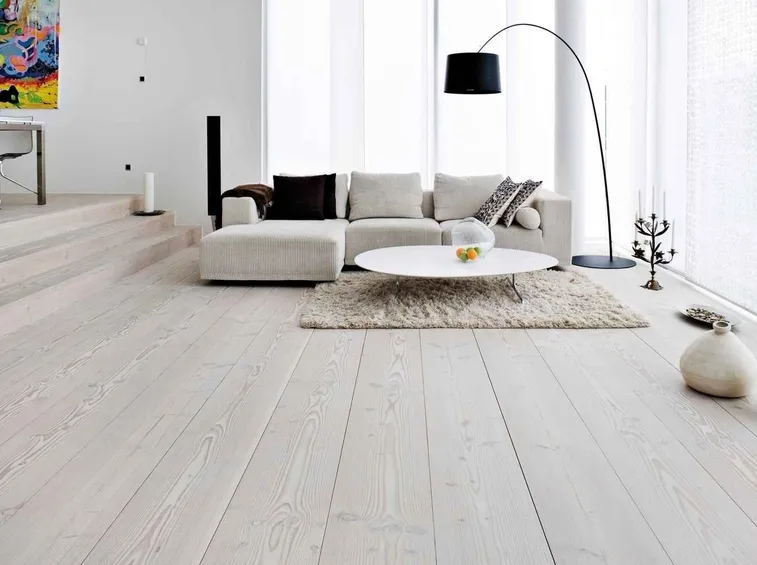 Un parquet di colore chiaro dona luminosità alle stanze di piccole dimensioni.