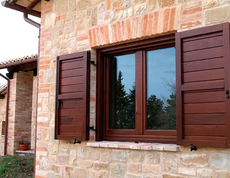 Un bellissimo esemplare di finestra in legno