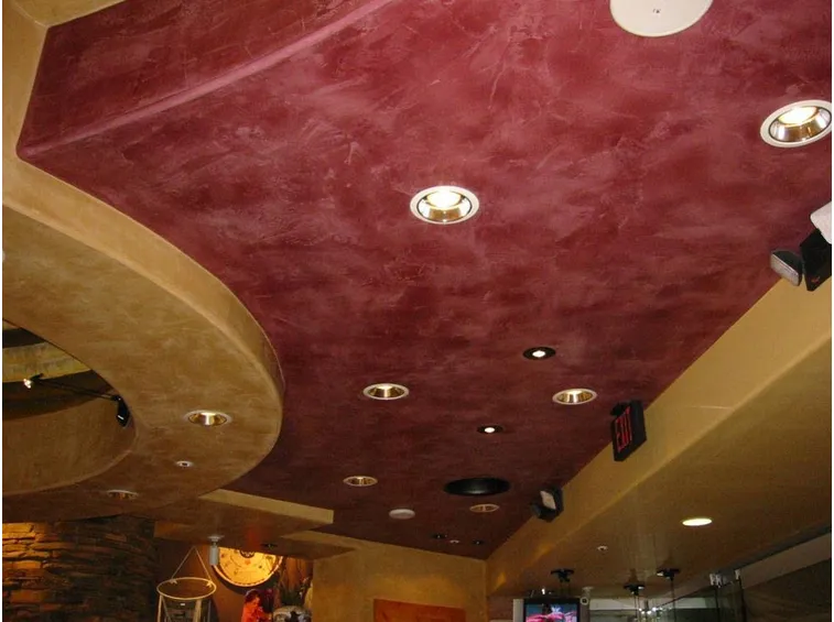 Locale con stucco veneziano sul soffitto
