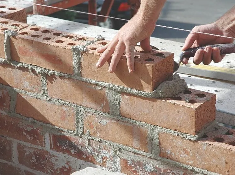 Mattone dopo mattone nasce il muro