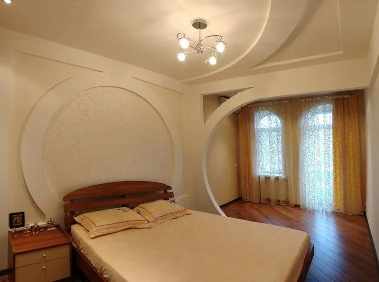 Camera da letto con archi in cartongesso
