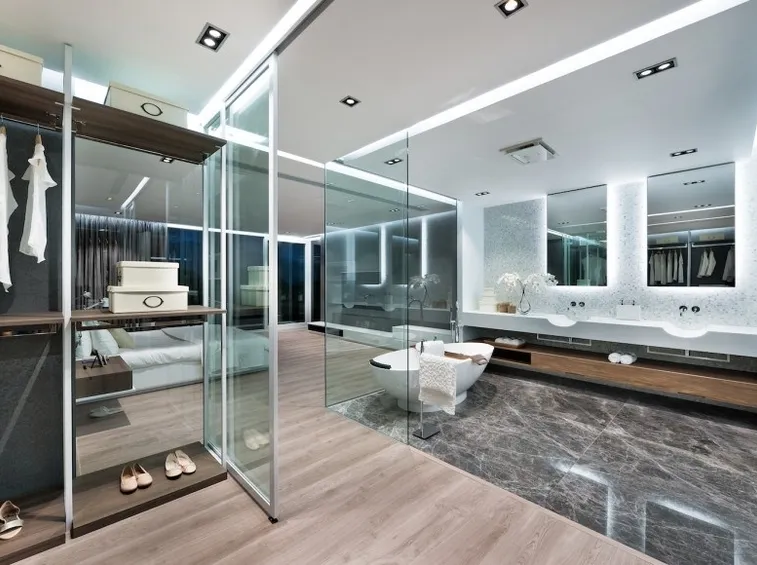 Parete in vetro pavimento-soffitto.