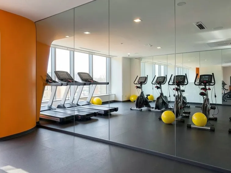 parete a specchio di una palestra