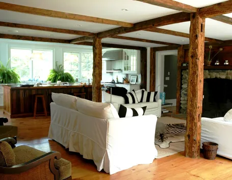 Open space con travi in finto legno